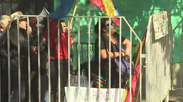 Chilenos adherentes a Maduro se enfrentaron a manifestantes pro Guaidó en embajada venezolana: “Gusanos, váyanse a Miami”