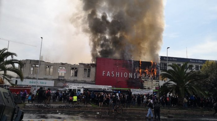 Incendio afecta a tienda comercial en Estación Central