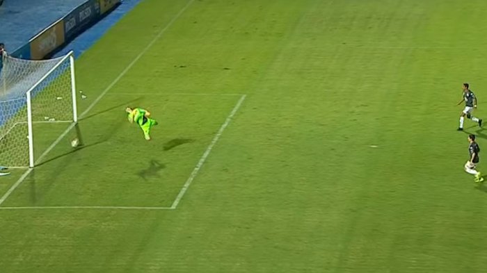 Hacía falta el VAR: Árbitro validó gol que no estuvo ni cerca de entrar y desató la polémica