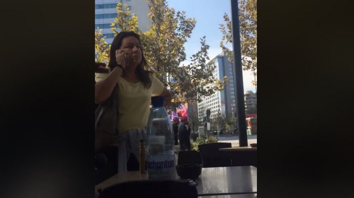 Funan a mujer que trató de “cara de indios” a estudiantes y que lanzó café en la cara a joven en Starbucks