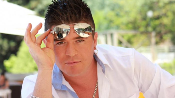 Junior Playboy se reinventa como trabajador del ex Transantiago: 