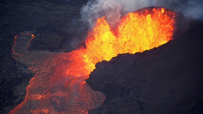 No la cuenta dos veces: Turista cayó a un acantilado del volcán Kilauea y sobrevivió