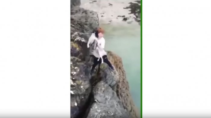 Crueldad: Adolescente tira desde un acantilado al mar a un aterrado perrito mientras un amigo lo graba
