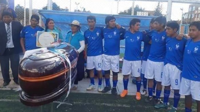 Regalan lujosos ataúdes como premio a ganadores de campeonato de fútbol