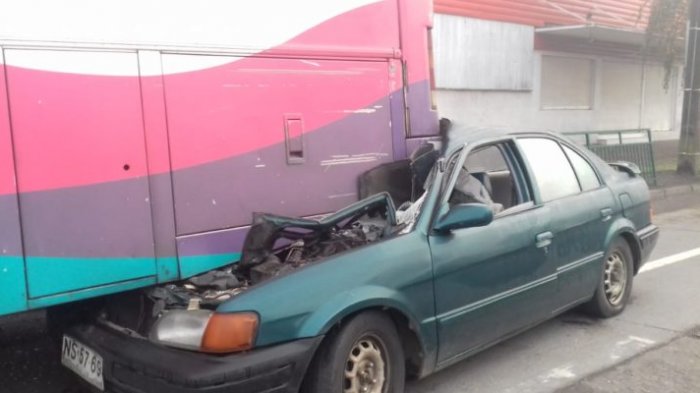 Salió vivo: Conductor ebrio se incrustó abajo de un bus