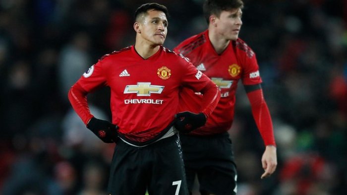 Gary Neville le dio en el suelo a Alexis: 