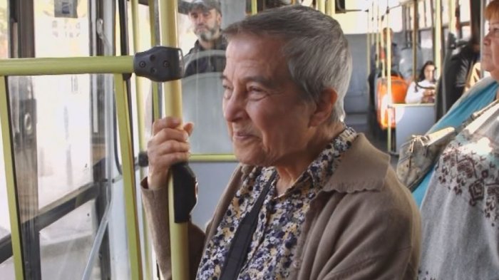 El calvario de andar en micro para los adultos mayores: Trayectos largos, inseguros y pagan el pasaje completo