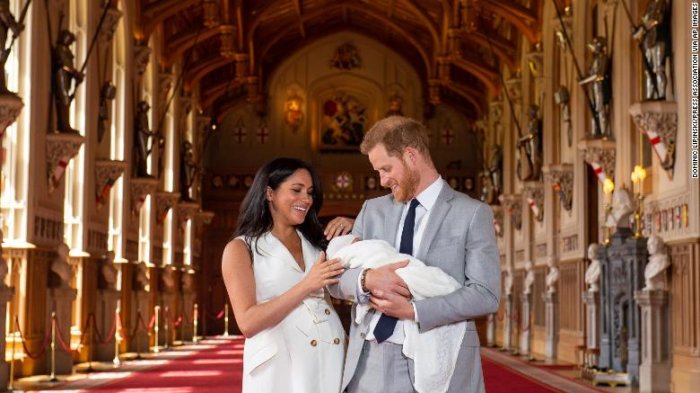 Meghan Markle y el príncipe Harry presentaron a primer su hijo