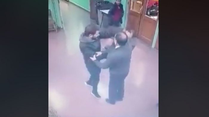 Frente a niños: Apoderado le dio tremendo puñetazo a profesor tras citarlo por mal comportamiento de su hija