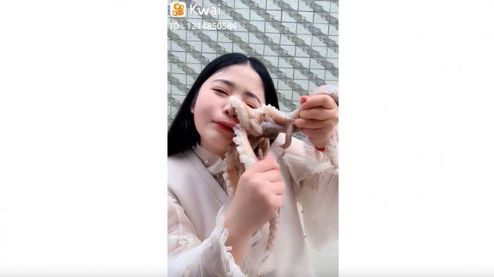 El video del que todos están hablando: Joven china intento comerse un pulpo vivo y casi pierde un ojo