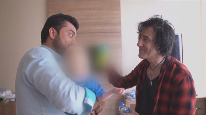 Abuelo chileno disfruta el segundo día con sus 7 nietos liberados, pero retorno de Irak se complica