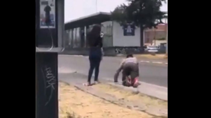 Captan humillante prueba de amor: Joven tuvo que gatear por la calle para que le perdonaran infidelidad