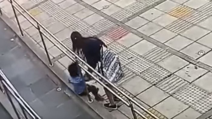 Graban cómo una tía le pega charchazos y zamarrea a su sobrino hasta que alguien llega a detenerla en plena calle