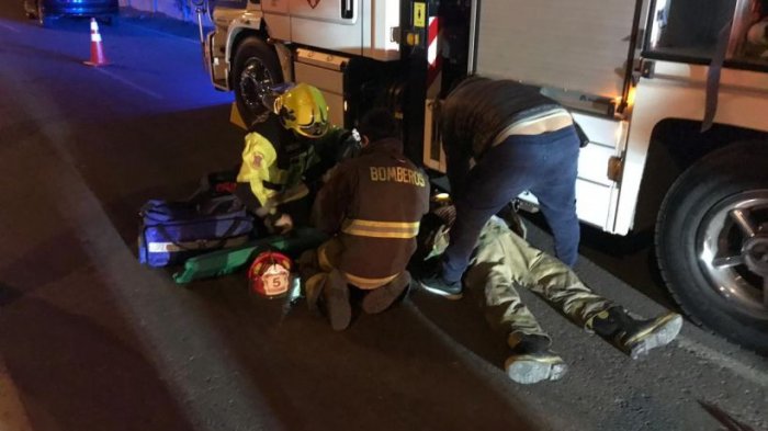 Conductora de 18 años se saltó todas las señales de tránsito y atropelló a bombero en plena emergencia