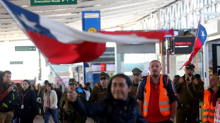 ¡Hasta 45 minutos de espera! Gran congestión vehicular en la entrada del aeropuerto de Santiago