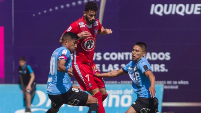 Larrondo se encontró con el árbitro en el aeropuerto y lo encaró por polémico cobro