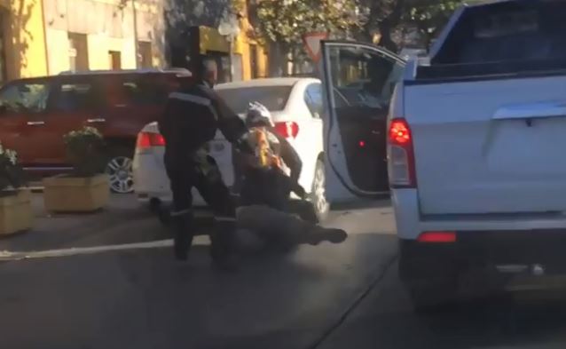 “Oye el parcito, cálmense”: La tremenda pelea entre un ciclista y un conductor en pleno Barrio Italia