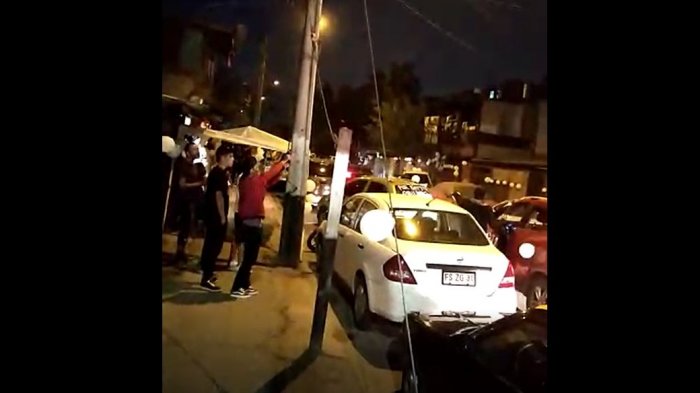 Captan a hombre disparando al aire en velorio de supuesto narcotraficante en Conchalí