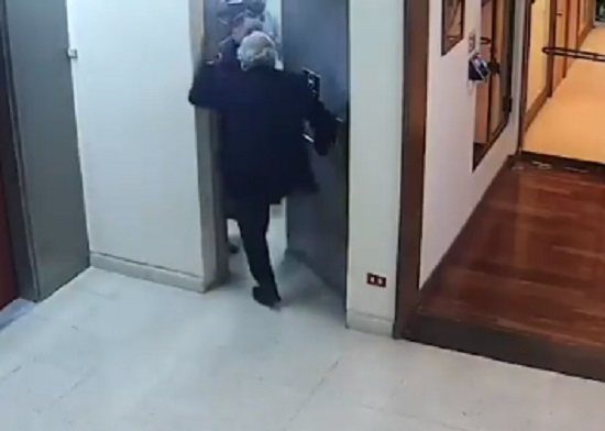 Cámaras de seguridad del Congreso captan momento exacto en que diputado René García agrede a periodista