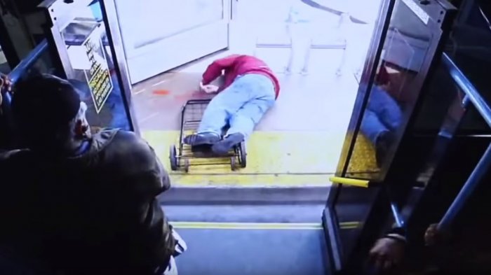 Impactante registro muestra a mujer que empujó por la espalda a un anciano desde un bus