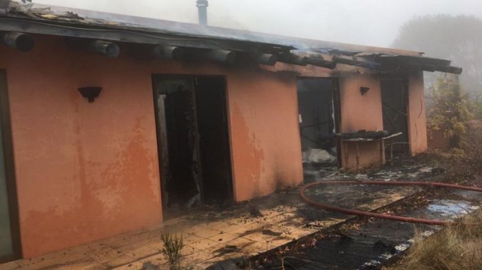 Incendio destruyó casi por completo la casa de la hija de Augusto Pinochet en Los Boldos
