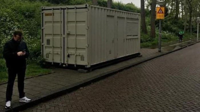 Insólito: Arrendó una casa por Airbnb y al llegar se encontró con un container en la calle