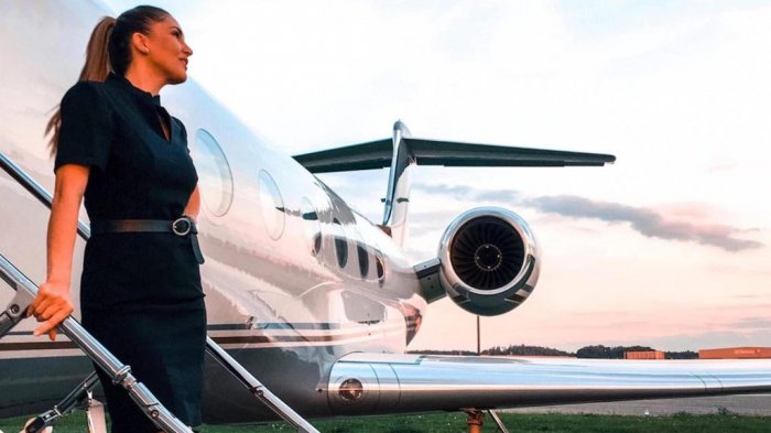 La azafata VIP que pasa su vida a bordo de jets privados