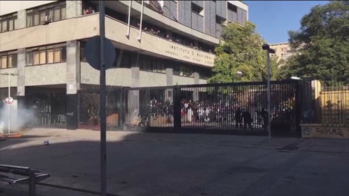 Enfrentamientos con lacrimógenas al interior del Instituto Nacional obligó suspender clases