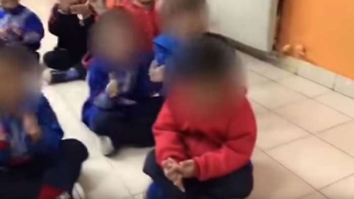 Le rompió el corazón: Tía de jardín humilló a pequeño hincha por derrota de su equipo de fútbol