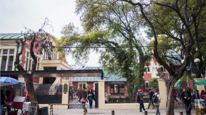 Estudiante de 16 años muere tras caer del tercer piso del Liceo Manuel de Salas de Ñuñoa