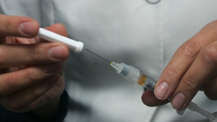 Doctor contagió con VIH a más de 400 pacientes por ahorrar dinero en jeringas