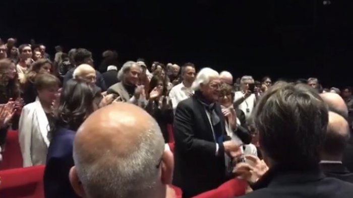 Destacado cineasta chileno es ovacionado de pie tras presentación de película en Cannes