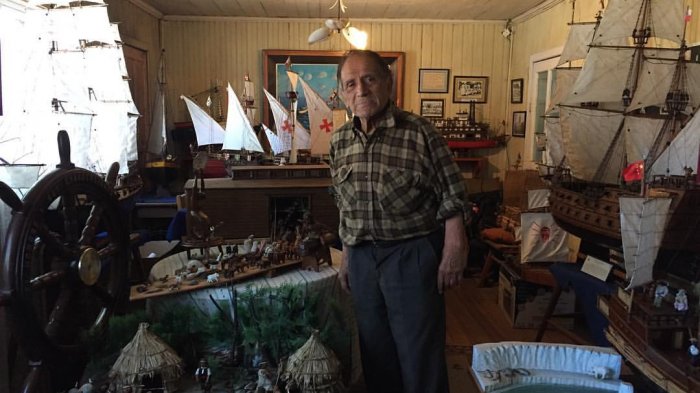 El impresionante museo naval que un anciano de Talcahuano guarda en 10 metros cuadrados