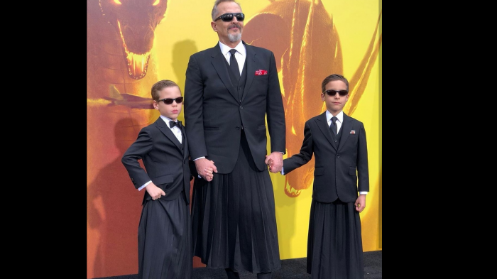 Miguel Bosé se presentó usando falda junto a sus dos hijos en el estreno de Godzilla