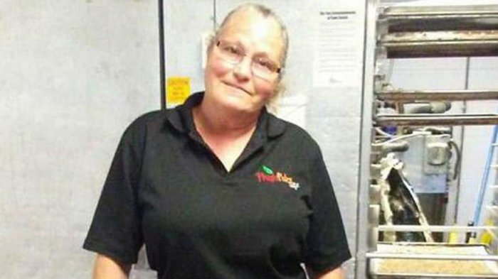 Despiden a trabajadora de cafetería escolar por darle comida gratis a estudiante que no tenía dinero