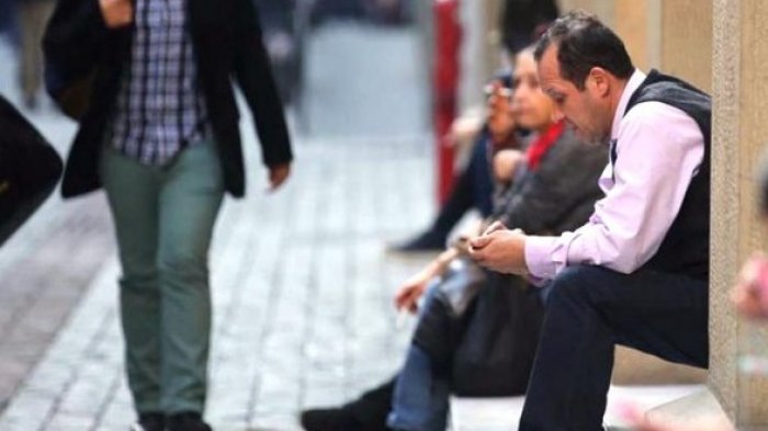 Estamos más insatisfechos: La percepción de bienestar en Chile sufrió una brusca caída