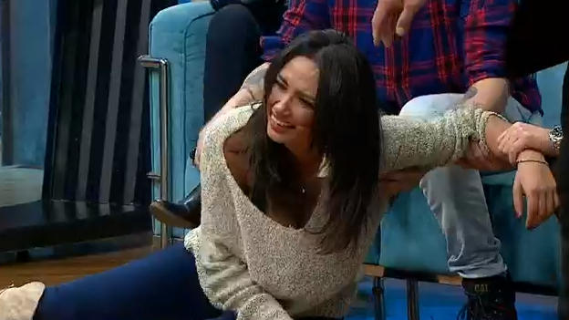 Pamela Díaz y su graciosa caída junto a los dobles de Pimpinela