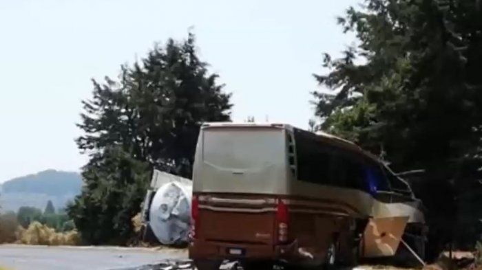 Bus que trasladaba al staff de Marco Antonio Solís chocó con camión gasolinero: Murió una persona