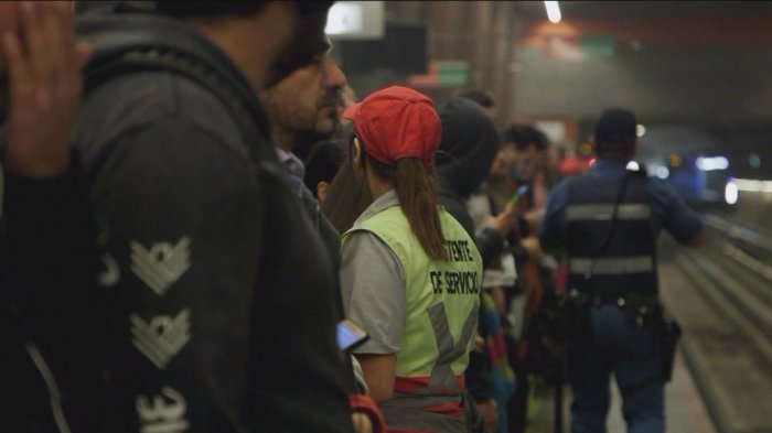 Comercio ambulante y acoso en vagones: Los conflictos invisibles del día a día de los guardias de Metro