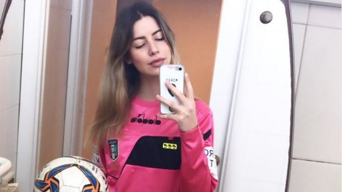 Futbolista se bajó los pantalones frente a la árbitra y la desafió a tener sexo