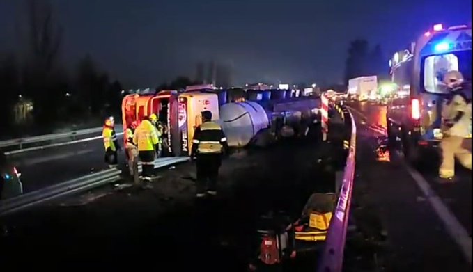 Camión con excremento humano se volcó tras violento choque: Hay 3 personas lesionadas