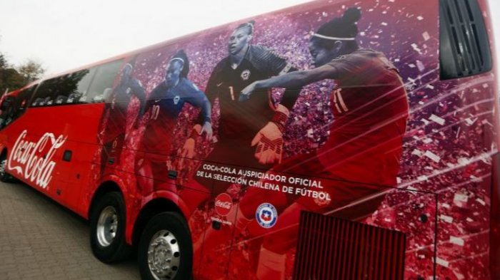Con pantallas LCD, refrigerador y sala de reuniones: Así es el lujoso bus de la Roja que incluye a la selección femenina