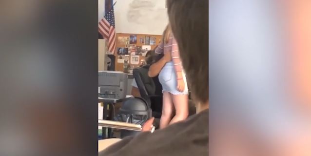 Colegio suspende a profesor por video en el que toca 
