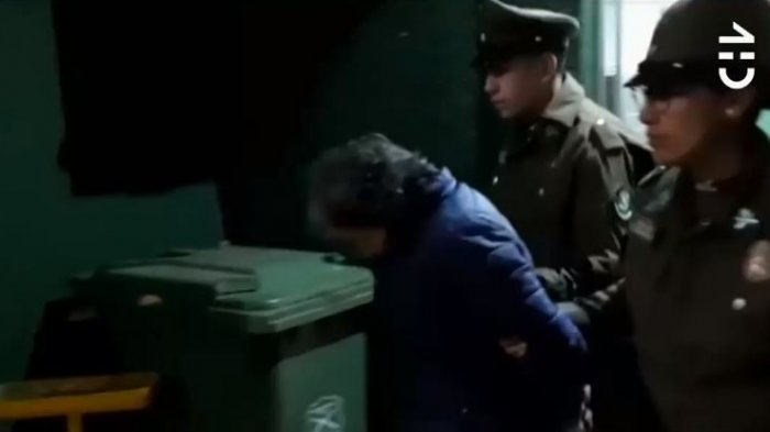 Abuela quemó con un cuchillo caliente a nietos de 6 y 8 años tras perderse dinero en su casa