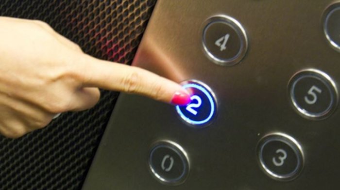 Mujer murió decapitada luego que sus audífonos se enredaran en un ascensor