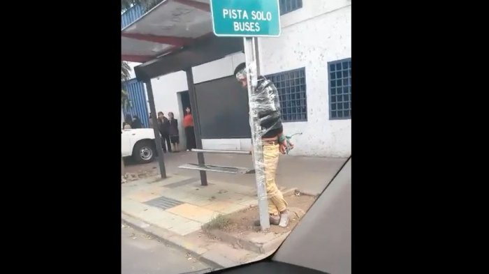 Detención ciudadana: Hombre es amarrado a una señalética sin que Carabineros acreditase denuncia de algún robo