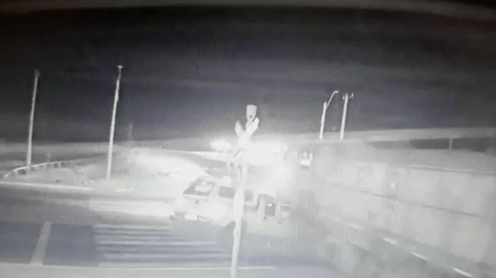 Cámara de seguridad registró el momento exacto de colisión de camioneta con tren en Calama