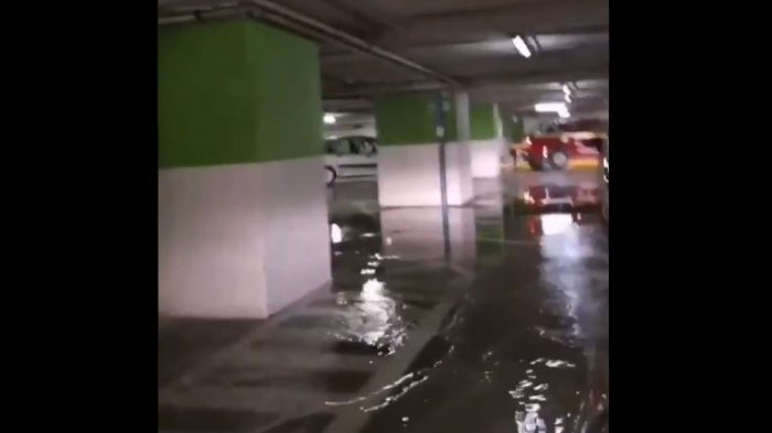 Reportan inundaciones en los estacionamientos del Costanera Center (y no es por la lluvia)