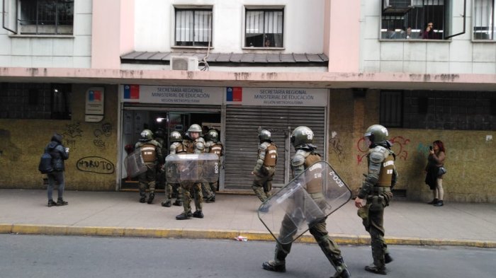Insituto Nacional: Detuvieron al presidente del Centro de Alumnos tras manifestación y revisión de mochilas
