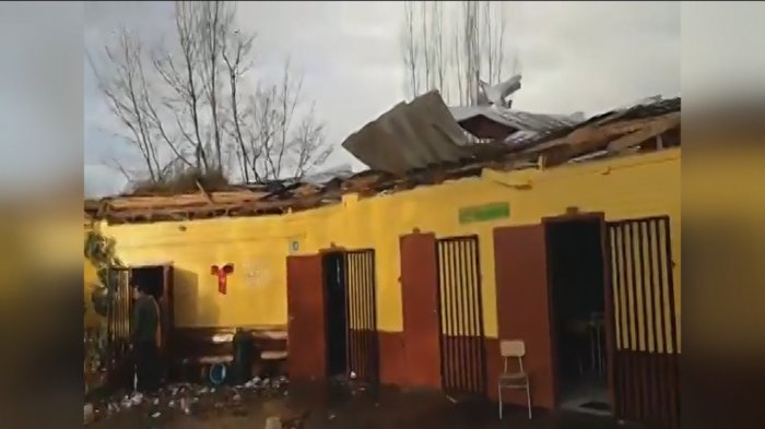 Toda una villa sin techos y a oscuras: Así quedaron las casas tras el paso del tornado en Los Ángeles